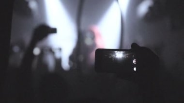 Fotoğraf çekmek ya da yazmak video müzik konserinde kendi akıllı telefonlar ile insanlar