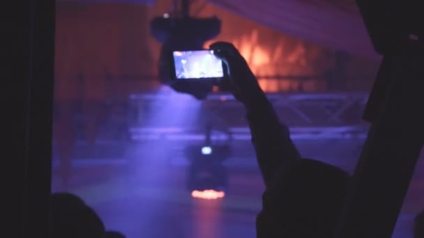 Gente tomando fotos o grabando videos con sus teléfonos inteligentes en un concierto de música — Vídeo de stock