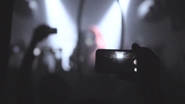 Люди фотографируют или записывают видео со своих смартфонов на музыкальном концерте — стоковое видео