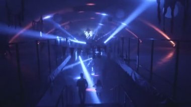 birçok insan rave partisine alkışlar.