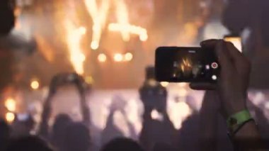 Fotoğraf çekmek ya da yazmak video müzik konserinde kendi akıllı telefonlar ile insanlar