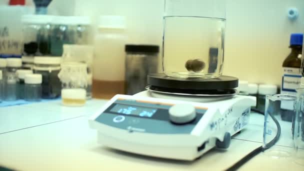 Chemisch laboratorium. Centrifuge draait flesjes vloeistof In een laboratoriumtest. — Stockvideo