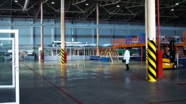 fabrika işçisi beyaz ceket bitki üzerinde konuşuyor