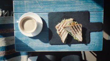 Genç kadın restoranda hamburger yemek