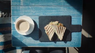 Genç kadın restoranda hamburger yemek
