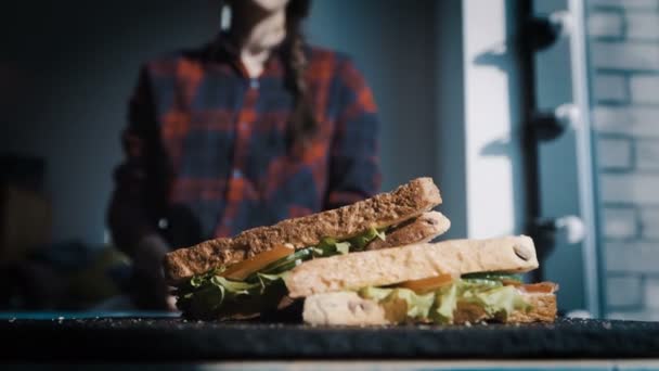 Junge Frauen essen Hamburger in Restaurant — Stockvideo