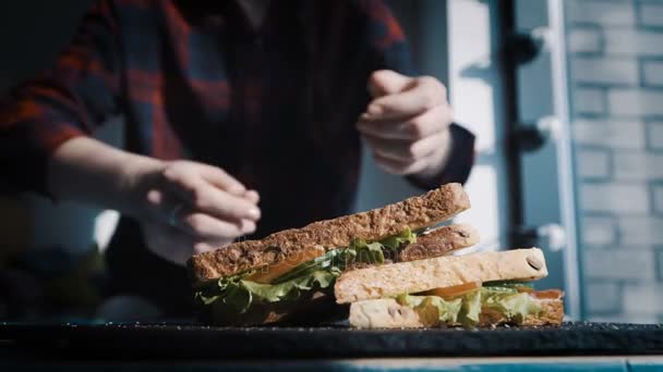 Unga kvinnor äta hamburgare i restaurang — Stockvideo