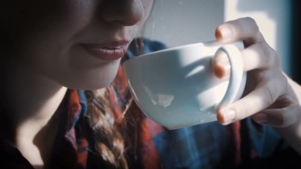 Красивая девушка пьет чашку кофе в пляжном баре — стоковое видео