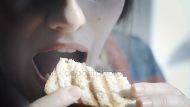 Крупним планом дівчина насолоджується свіжим гамбургером — стокове відео