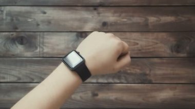 Akıllı izle giyilebilir aygıt bir dokunmatik ekranda bir parmak ile çeşitli jestler yapma.