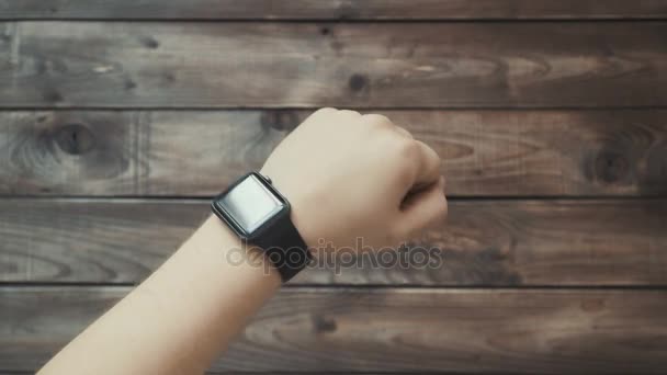 Hacer varios gestos con un dedo en una pantalla táctil de un dispositivo portátil reloj inteligente . — Vídeos de Stock