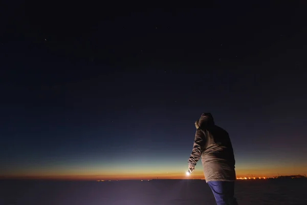 Güzel, geniş mavi gece gökyüzünde yıldızlar ve görünür Samanyolu ile gözlemleyerek bir adam bir el feneri ile silüeti. Astronomi, yönlendirme, berrak gökyüzü kavramı ve arka plan.