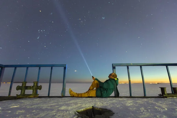 Güzel, geniş mavi gece gökyüzünde yıldızlar ve görünür Samanyolu ile gözlemleyerek bir adam bir el feneri ile silüeti. Astronomi, yönlendirme, berrak gökyüzü kavramı ve arka plan.