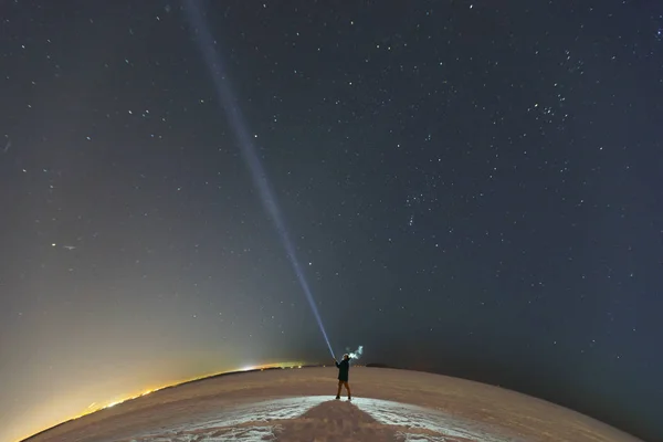 Güzel, geniş mavi gece gökyüzünde yıldızlar ve görünür Samanyolu ile gözlemleyerek bir adam bir el feneri ile silüeti. Astronomi, yönlendirme, berrak gökyüzü kavramı ve arka plan.