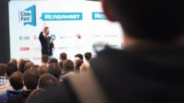 Hoparlör izleyici ve dinleyici için bir ders verir