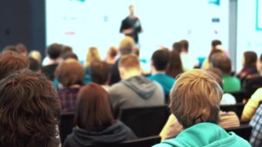 Hoparlör izleyici ve dinleyici için bir ders verir