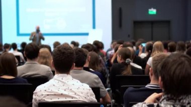 Konferans salonunda dinleme derste ilgilenen öğrenciler