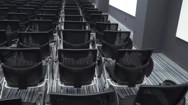 Chaises ou chaises gratuites dans la salle de conférence — Video