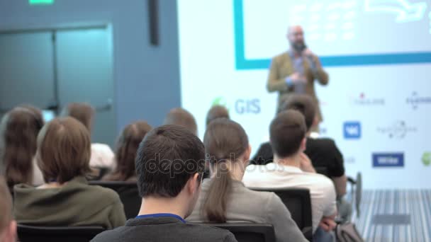 Conférencier donne une conférence aux spectateurs et auditeurs — Video