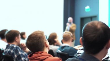 Hoparlör izleyici ve dinleyici için bir ders verir