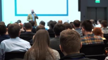 Hoparlör izleyici ve dinleyici için bir ders verir