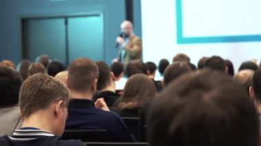 Konferans salonunda dinleme derste ilgilenen öğrenciler