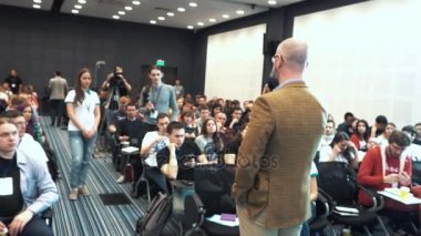 Hoparlör izleyici ve dinleyici için bir ders verir