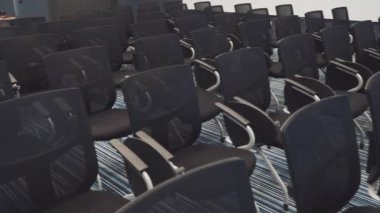 Profesyonel konferans odasındaki sandalyeler