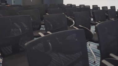 Profesyonel konferans odasındaki sandalyeler