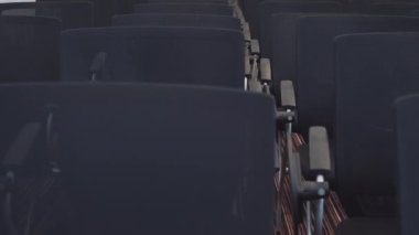 Profesyonel konferans odasındaki sandalyeler