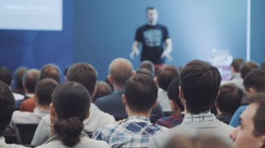 Başarılı satış pazarlama ve şirket yönetimi hakkında konuşma dinlerken