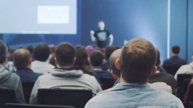 Başarılı satış pazarlama ve şirket yönetimi hakkında konuşma dinlerken