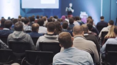 Başarılı satış pazarlama ve şirket yönetimi hakkında konuşma dinlerken