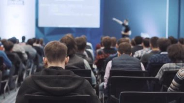 Başarılı satış pazarlama ve şirket yönetimi hakkında konuşma dinlerken