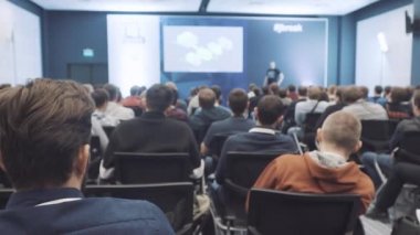 Başarılı satış pazarlama ve şirket yönetimi hakkında konuşma dinlerken