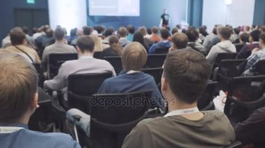 Başarılı satış pazarlama ve şirket yönetimi hakkında konuşma dinlerken