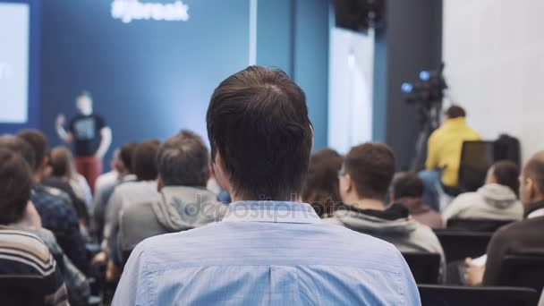 Luisteren naar de toespraak over marketing en management van het bedrijf voor succesvolle verkoop — Stockvideo