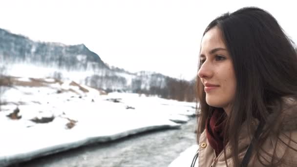 Ragazza adolescente scattare foto sullo sfondo invernale, montagne con una vecchia macchina fotografica. Colpo palmare — Video Stock