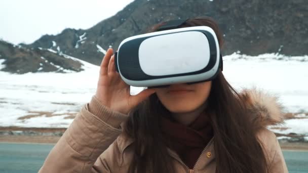 Krásná mladá dívka nebo teenager používá virtuální realita brýle. — Stock video