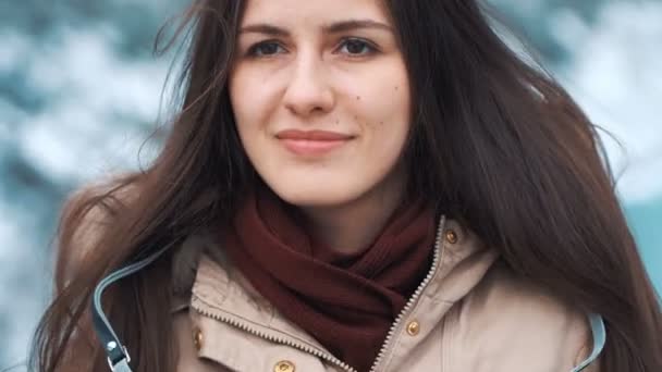 Teen girl taking photo on the Winter background, mountains with an old film camera. Handheld shot — Stock Video