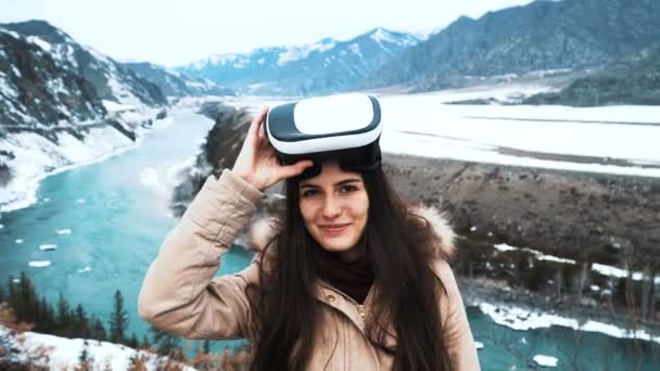 Una bella ragazza o adolescente utilizza occhiali di realtà virtuale . — Video Stock