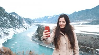 Mutlu kız selfie kendi kendine portre fotoğraf gülme yapıyor.