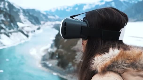 Красивая девушка или подросток использует очки виртуальной реальности . — стоковое видео