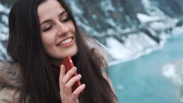 Красивая девушка звонит на смартфон — стоковое видео