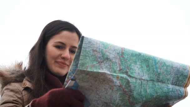 Jovem turista explorando mapa da montanha enquanto viaja em montanhas no inverno, conceito de férias — Vídeo de Stock