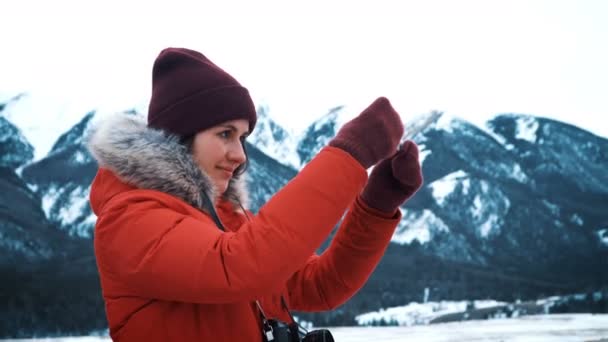 Mooie Kaukasische vrouw nemen selfie tegen de achtergrond van de grote bergen en groene berg rivier — Stockvideo