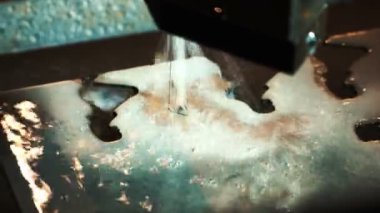 Sac metal atölyesinde kesmek