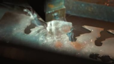 Sac metal atölyesinde kesmek