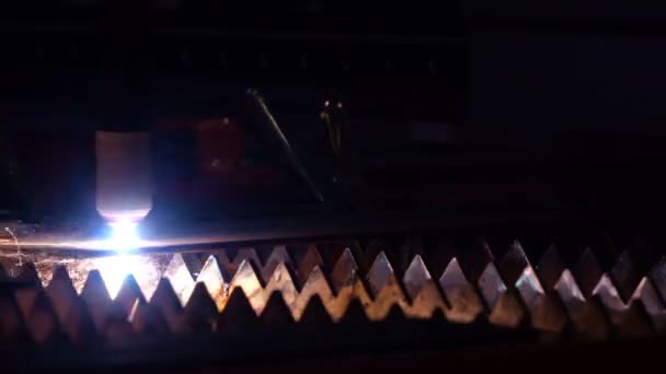 在车间切割钣金件 — 图库视频影像
