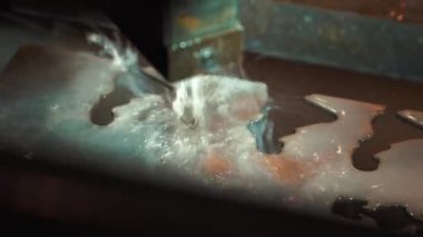 Sac metal atölyesinde kesmek